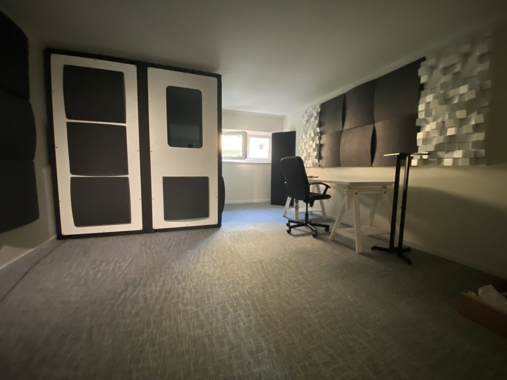 Interno di un home studio con booth. Trattamento acustico a parete.