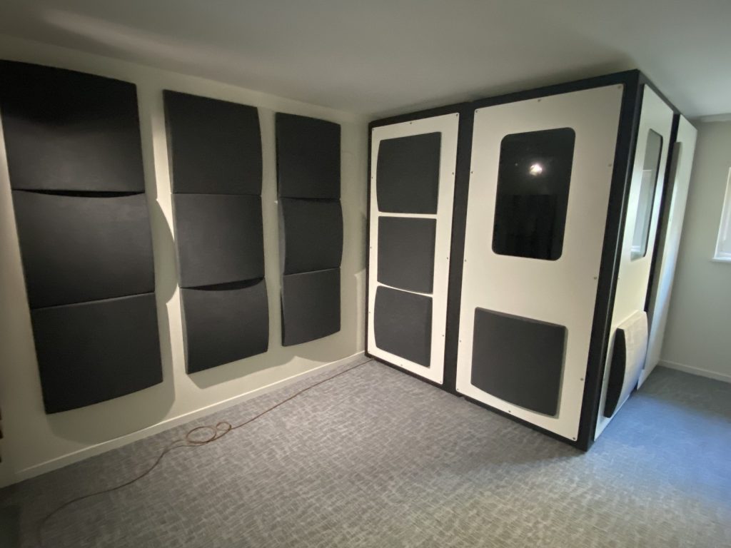 Interno di un home studio con booth. Trattamento acustico a parete.