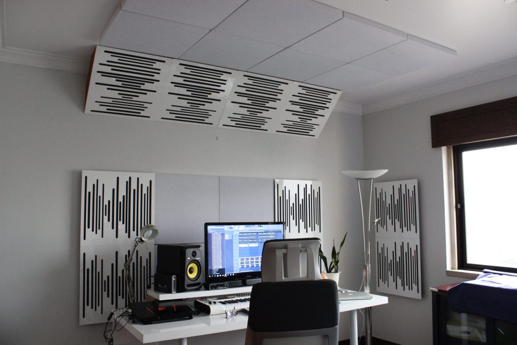 Interno di un home studio dove è stato fatto trattamento acustico con pannelli fonoassorbenti vicoustic