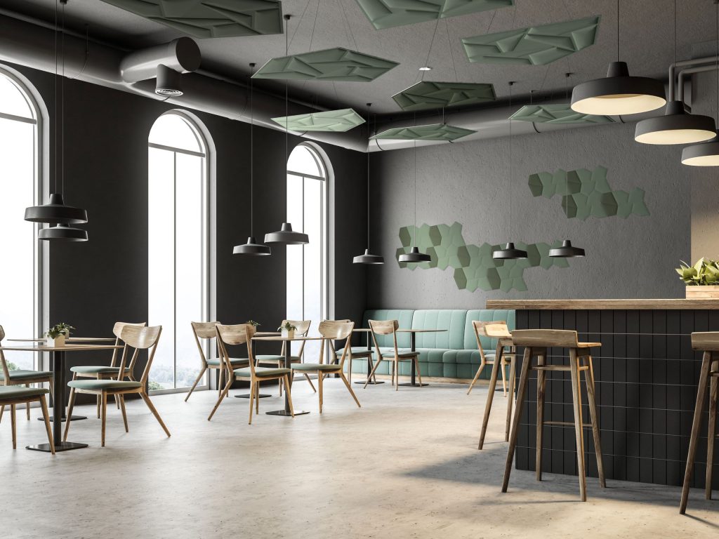 Interno di un ristorante dove su pareti e soffitto è stato fatto trattamento acustico e si nota una ottima progettazione di lightning design